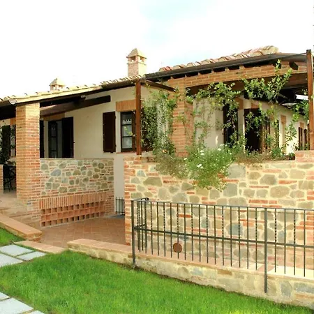 Popoltaio-schiacciato Sleeps 4 Pool Air Con * Ravigliano