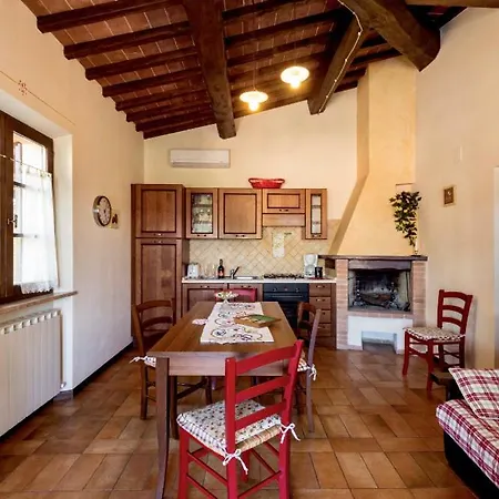 Popoltaio-schiacciato Sleeps 4 Pool Air Con Апартаменты